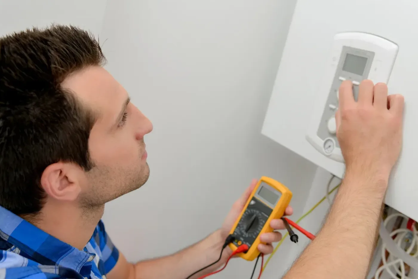 Technicien en climatisation entretenant une unité à Villeneuve-la-Garenne (92390)